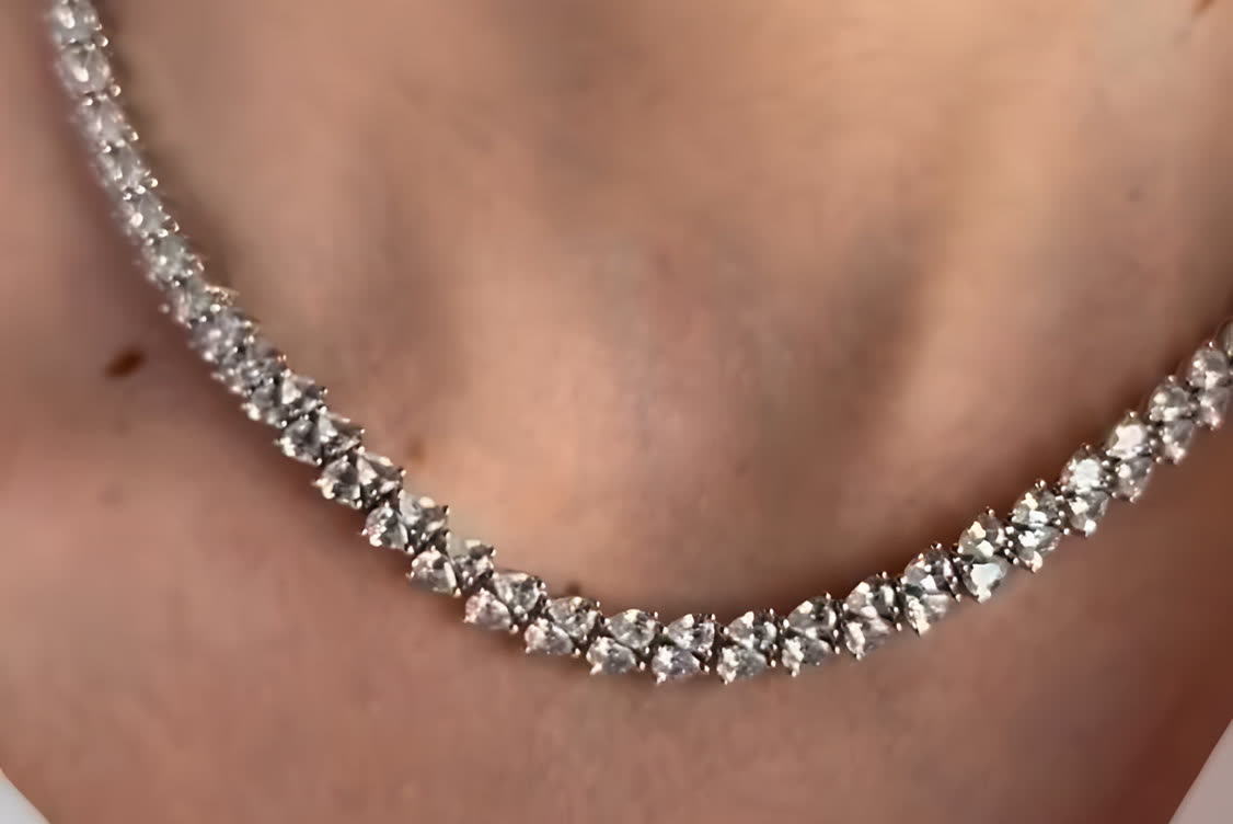 Collar riviere de plata con circonitas puesto en el cuello