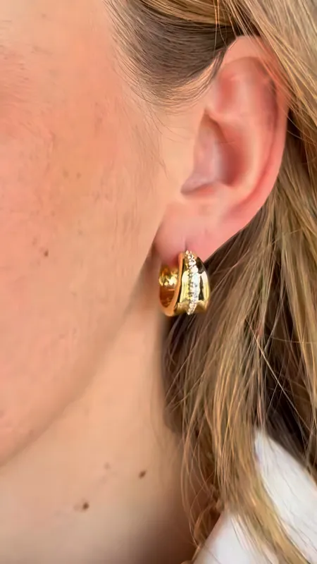 Oreja con un aro dorado de circonitas